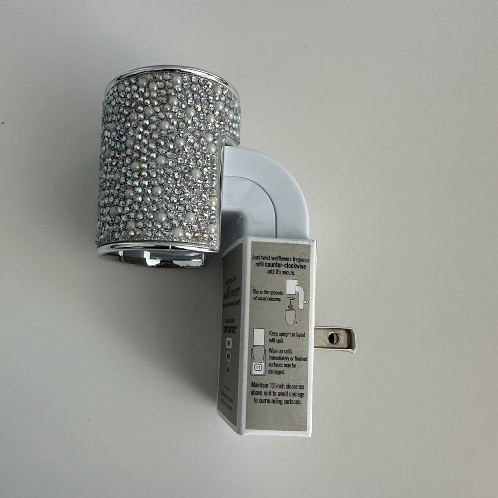 Bath & Body Works Sparkling Silver Wallflower Plug - Picture 2 of 4